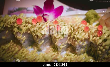 Nahaufnahme Sushi-Brötchen mit Käseauflage Stockfoto