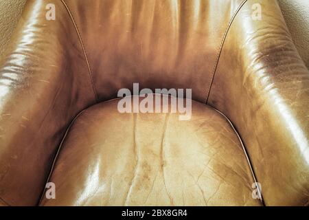 Detail eines alten braunen Ledersessel, Ledersessel Nahaufnahme. Leder Textur Material Hintergrund Stockfoto