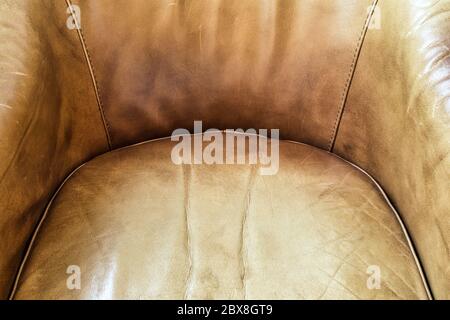 Detail eines alten braunen Ledersessel, Ledersessel Nahaufnahme. Leder Textur Material Hintergrund Stockfoto