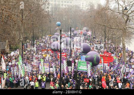 Etwa 200 Hunderttausend Menschen - der größte Protest seit Jahren - marschieren durch die Straßen Londons, Englands, und protestieren gegen die geplanten staatlichen Ausgabenkürzungen. Stockfoto