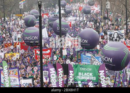 Etwa 200 Hunderttausend Menschen - der größte Protest seit Jahren - marschieren durch die Straßen Londons, Englands, und protestieren gegen die geplanten staatlichen Ausgabenkürzungen. Stockfoto