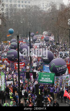 Etwa 200 Hunderttausend Menschen - der größte Protest seit Jahren - marschieren durch die Straßen Londons, Englands, und protestieren gegen die geplanten staatlichen Ausgabenkürzungen. Stockfoto