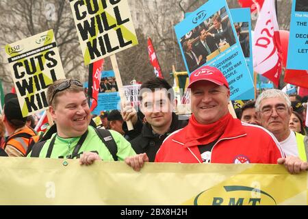 Bob Crow, der Führer der Rail Maritime and Transport Union (RMT), marschiert mit rund 200 hunderttausend Menschen - der größte Protest seit Jahren - durch die Straßen Londons, England, und protestiert gegen die geplanten staatlichen Ausgabenkürzungen. Stockfoto