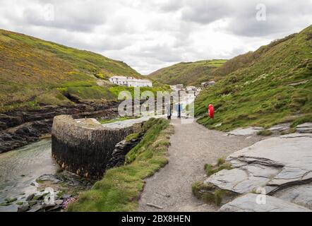 Blick auf Boscastle Hafen, eine natürliche Bucht durch Steinmauern geschützt, an der Mündung der Flüsse Valency und Jordanien. Cornwall, England, Großbritannien. Stockfoto