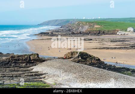 Schwimmer und Surfer genießen einen sonnigen Tag am Summerleaze Beach und Crooklets Beach, Bude, Cornwall, England, Großbritannien Stockfoto