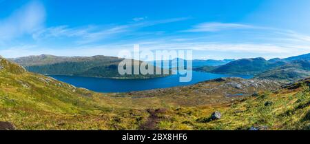 Panoramablick auf den Fjord Kakdfjorden und die umliegenden Berge an der Westküste der Insel Kvaloya in Tromso Gemeinde in Troms County, Norwa Stockfoto