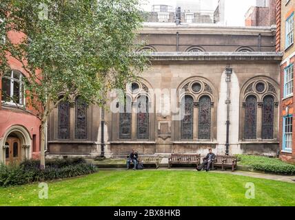 St. Michael, Cornhill, ist eine mittelalterliche Pfarrkirche im Finanzviertel der City of London, England, Großbritannien. Stockfoto