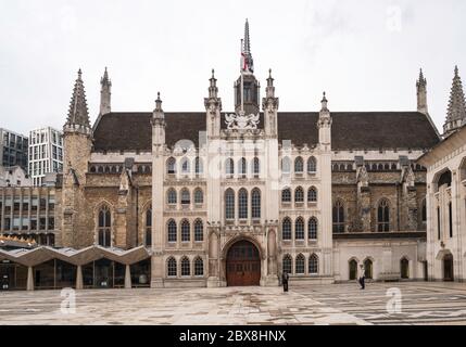 Die gotische façade von Guildhall, London, das zeremonielle und administrative Zentrum der Stadt London, England, Großbritannien. Stockfoto