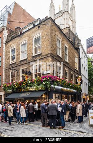 Sir Christopher Wren soll 'Ye Olde Watling' Pub gebaut haben, während St Paul's Cathedral gebaut wurde. Watling Street, London, Großbritannien. Stockfoto