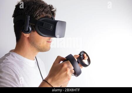 VR-Brillen werden für das Spielen von Virtual-Reality-Spielen in einem Spielcomputer verwendet. Dieses Headset bietet ein echtes 3D-Bild für ein intensives Eintauchen Stockfoto