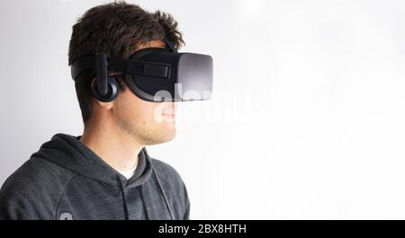 VR-Brillen werden für das Spielen von Virtual-Reality-Spielen in einem Spielcomputer verwendet. Dieses Headset bietet ein echtes 3D-Bild für ein intensives Eintauchen Stockfoto