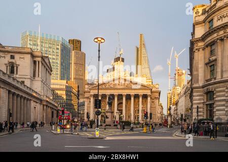 Die Royal Exchange war ein historisches Zentrum des Handels in London und steht an der Bankkreuzung in der City of London, Großbritannien. Stockfoto