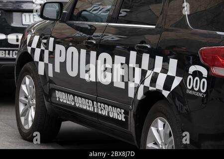 Victoria Police Public Order Response Team Auto entlang einer Straße im Zentrum von Melbourne, Australien Stockfoto