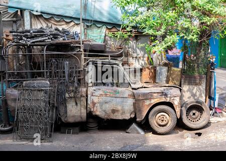 Autounfall in der Talad Noi Gegend von Chinatown, Bangkok, Thailand, Südostasien. Stockfoto