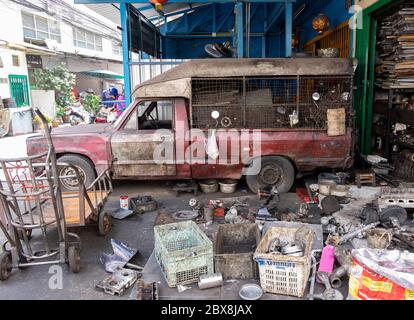 Altes Auto in der Talad Noi Gegend von Chinatown, Bangkok, Thailand, Südostasien. Stockfoto