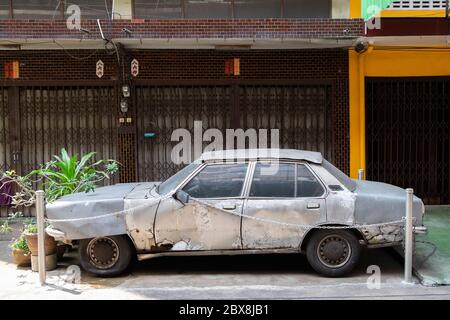 Altes Auto in der Talad Noi Gegend von Chinatown, Bangkok, Thailand, Südostasien. Stockfoto