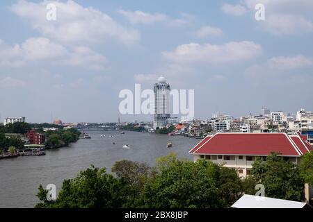 Erhöhte Sicht auf den Chao Praya Fluss und Bangkok River Park Wohnturm, Bangkok, Thailand, Südostasien. Stockfoto