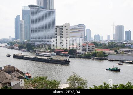 Schlepper zieht ein Schiff auf dem Chao Praya Fluss, Bangkok, Thailand, Südostasien. Stockfoto