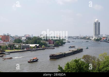 Schlepper zieht ein Schiff auf dem Chao Praya Fluss, Bangkok, Thailand, Südostasien. Stockfoto