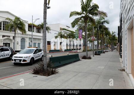 Beverly Hills, CA/USA - Polizeiautos verbarrikadieren Rodeo Drive nach den Black Lives Matter Protesten, wo sich jedes Geschäft im Luxuseinkaufsviertel befand Stockfoto