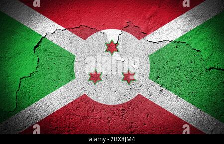 Burundi Flagge auf grungy rissig Wand gemalt Stockfoto