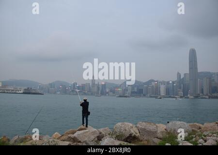 Einheimische Fischfang im West Kowloon Park vor dem Victoria Hafen in Hong Kong Insel - Hong Kong Stockfoto