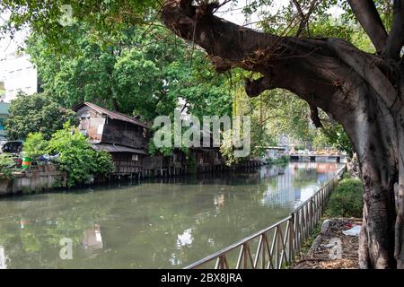 Blick über den Kanal von Thanon Mahathraphruttharam in Richtung alte verfallene Holzhäuser,Talat Noi,Talad Noi,Chinatown Bangkok, Thailand Stockfoto