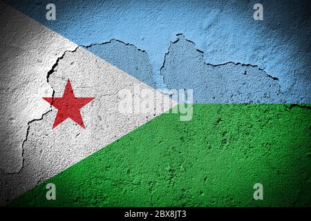 Dschibuti-Flagge auf grungy rissige Wand gemalt Stockfoto