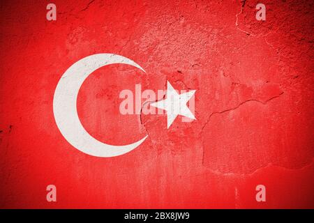 Türkei Flagge auf grungy rissige Wand gemalt Stockfoto