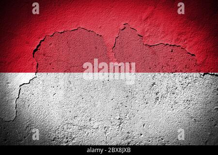 Indonesienfahne auf grungy rissige Wand gemalt Stockfoto