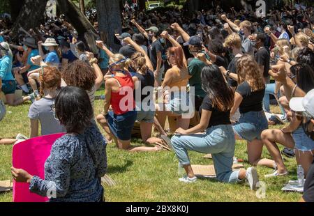 San Francisco, USA. Juni 2020. Die Menschen nehmen an einem Protest über den Tod von George Floyd in Los Altos in der San Francisco Bay Area, USA, am 5. Juni 2020 Teil. Kredit: Dong Xudong/Xinhua/Alamy Live News Stockfoto