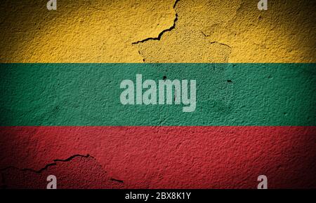 Litauische Flagge auf grungy rissige Wand gemalt Stockfoto
