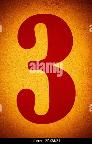 Die Nummer 3 ist auf die grungy rissige Wand gemalt Stockfoto