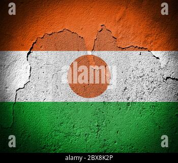 Niger Flagge auf grungy rissig Wand gemalt Stockfoto