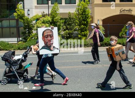 San Francisco, USA. Juni 2020. Die Menschen nehmen an einem Protest über den Tod von George Floyd in Los Altos in der San Francisco Bay Area, USA, am 5. Juni 2020 Teil. Kredit: Dong Xudong/Xinhua/Alamy Live News Stockfoto