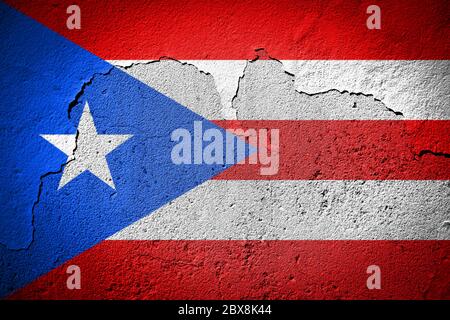 Puerto Rico Flagge auf grungy rissig Wand gemalt Stockfoto