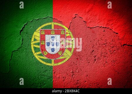 Portugal Flagge auf grungy rissige Wand gemalt Stockfoto