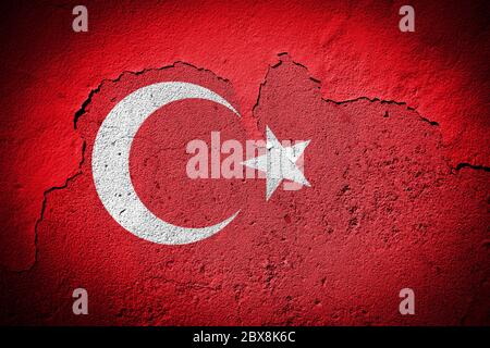 Türkei Flagge auf grungy rissige Wand gemalt Stockfoto