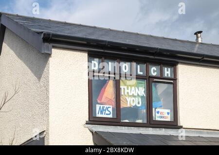 Vielen Dank,Diolch,in,Walisisch,Unterstützung,Poster,Nachricht,jeder,Schlüsselarbeiter,NHS,in,dies,Schlafzimmer,Fenster,in,dies,Eigenschaft,Haus,an, High Street,Borth,Meer,Urlaub,Resort,Dorf,Norden,von,Abersywyth,Ceredigion.during,Coronavirus,Covid 19,Walisische Pandemie,wenn,A,viel,von ihren Händen,Menschen,England,haben,Walisische Küste,England,UK,UK,UK Stockfoto