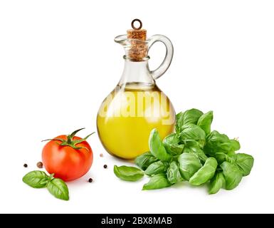 Glas Glas aus Oliven- oder Pflanzenöl mit Basilikumblättern und Tomaten auf weiß isoliert. Stockfoto