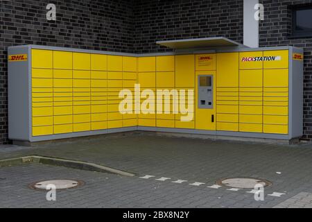 DHL Packstation, wo Kunden ihre Bestellung selbst abholen und auch Pakete versenden können Stockfoto