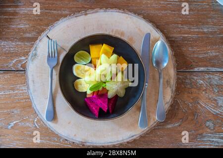 Gesunde Ernährung. Obstsalat mit Starfruit, Libelle, Mango und anderen tropischen Früchten Stockfoto