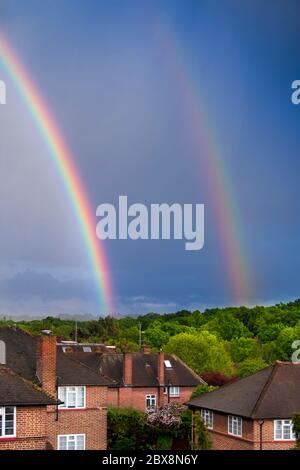 Regenbögen über Vorstadtwohnungen Stockfoto