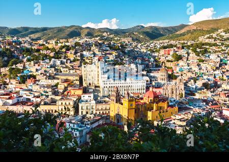 Guanajuato Mexiko Blick während der Mittagszeit, bunte Häuser und historische Gebäude. Stockfoto