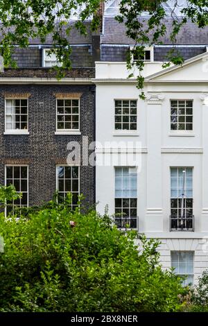 Großbritannien, London, Camden, Bloomsbury, Bedford Square. Georgianische Häuser aus dem 18. Jahrhundert auf dem Bedford Square, durch die Bedford Square Gärten gesehen Stockfoto