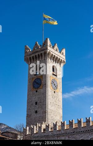 Torre Civica (Stadtturm), Piazza del Duomo, Trento Downtown, Trentino-Alto Adige, Italien. Mittelalterlicher Uhrenturm und Dach des Palazzo Pretorio. Stockfoto