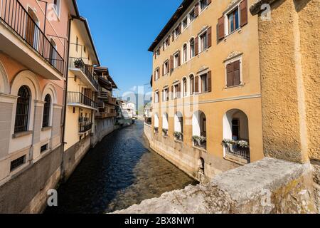 Der Fluss Brenta in der Innenstadt von Borgo Valsugana, kleines Dorf im Sugana-Tal, Trentino-Südtirol, Italien, Europa Stockfoto
