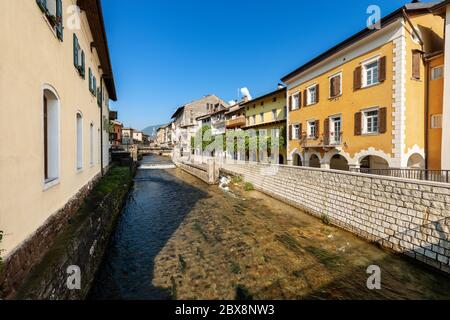 Der Fluss Brenta in der Innenstadt von Borgo Valsugana, kleines Dorf im Sugana-Tal, Trentino-Südtirol, Italien, Europa Stockfoto