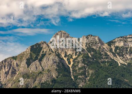 Italienische Alpen in der Nähe von Trient, mit den Gipfeln von Vigolana und Becco di Filadonna fotografiert vom Caldonazzo See, Trentino Alto Adige, Italien, Europa. Stockfoto