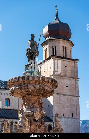 Trient, Kathedrale St. Vigil, 1212-1321. Glockenturm und Neptunbrunnen, Piazza del Duomo (Domplatz), Trentino-Südtirol, Italien, Europa Stockfoto